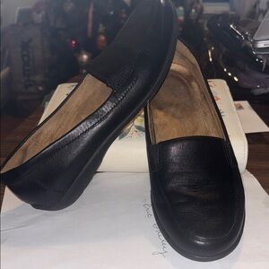 Natural Soul Black Leather Flats